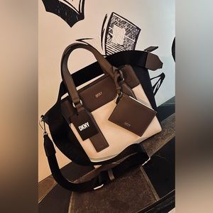 NWT DKNY Grayson Small Tote Bag (medium sized purse). Summer 2023 collection.